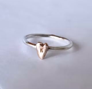 Happy Heart Initials en fin slät silverring med ett handsågat bokstavshjärta i brons
