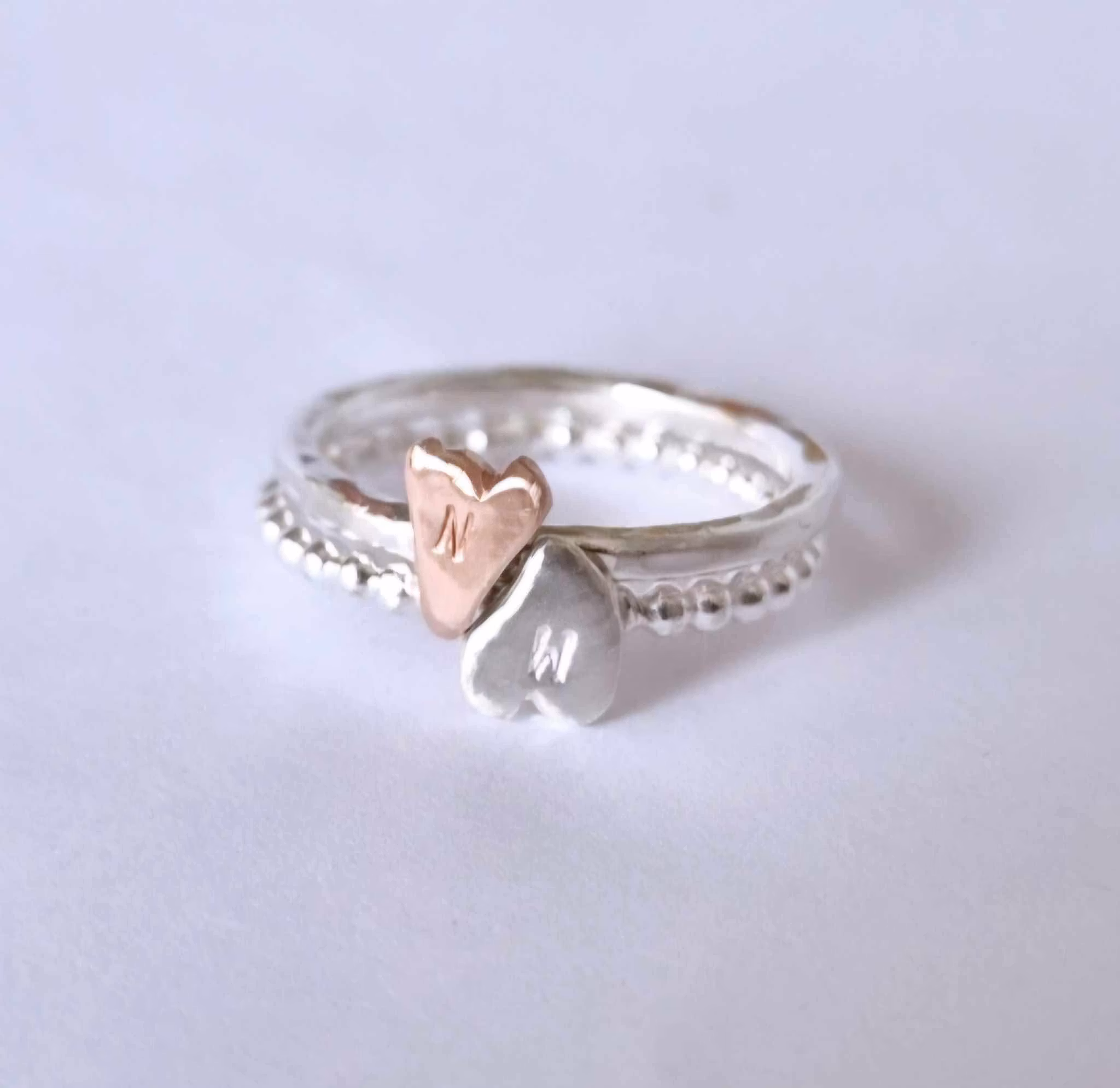 Happy Heart Initials kulring i silver med ett handsågat bokstavshjärta i silver