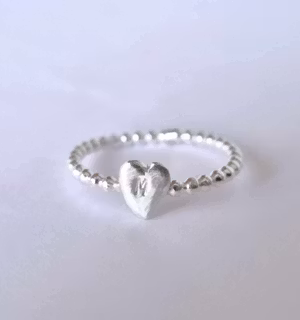 Happy Heart Initials kulring i silver med ett handsågat bokstavshjärta i silver