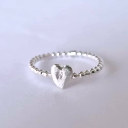 Happy Heart Initials kulring i silver med ett handsågat bokstavshjärta i silver