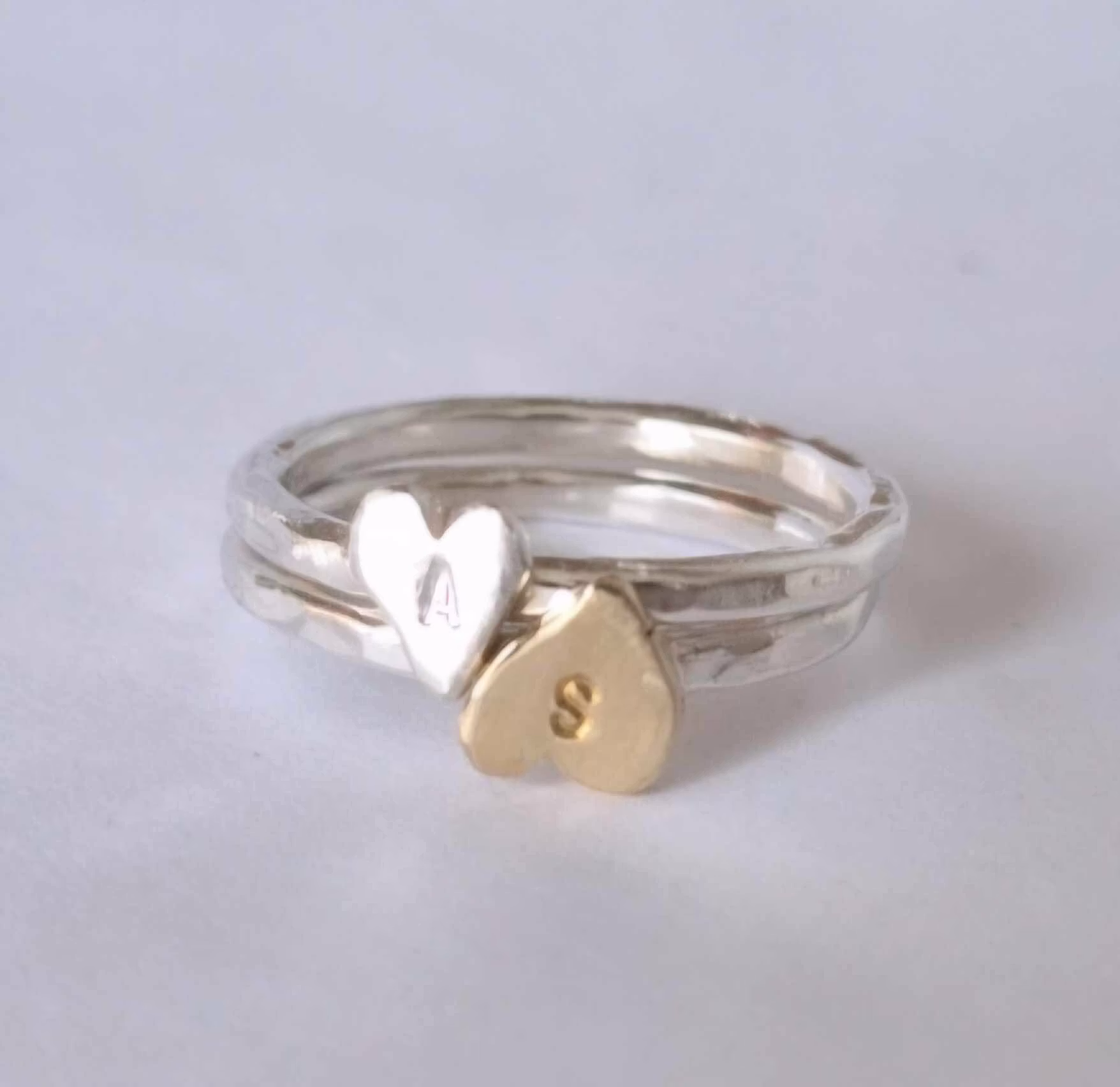 Happy Heart Initials hamrad silverring med ett handsågat bokstavshjärta i silver