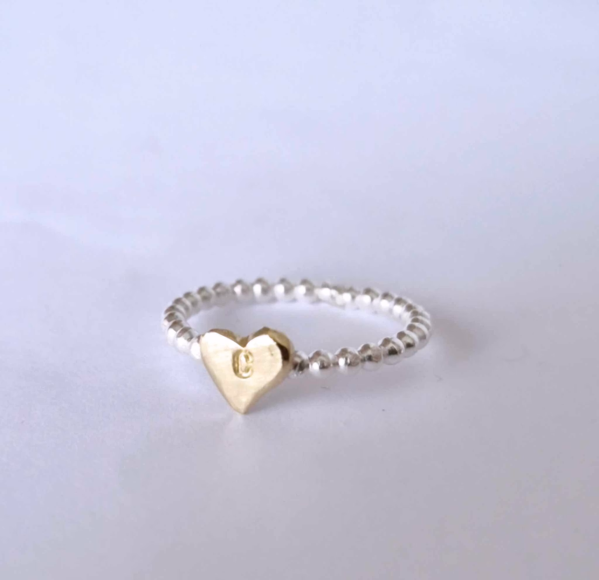 Happy Heart Initials kulring i äkta silver med handsågat bokstavshjärta i mässing
