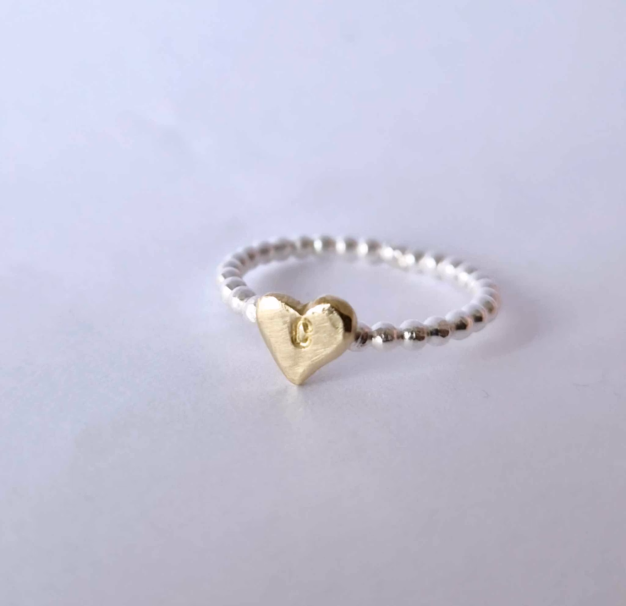 Happy Heart Initials kulring i äkta silver med handsågat bokstavshjärta i mässing