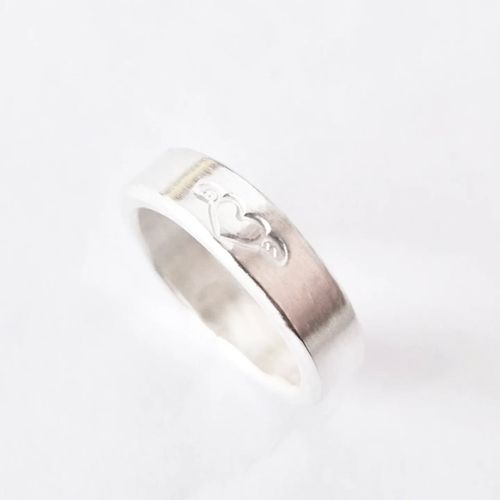Freedom- En fin handgjord silverring med ett bevingat hjärta på