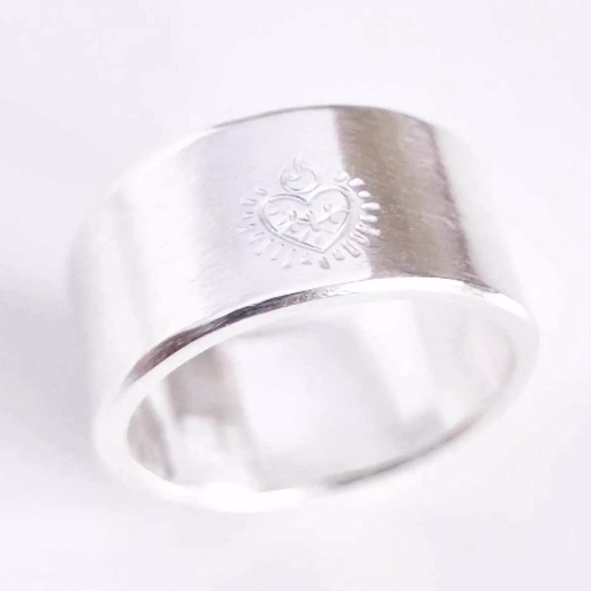 Burning Heart en handgjord silverring med ett brinnande hjärta
