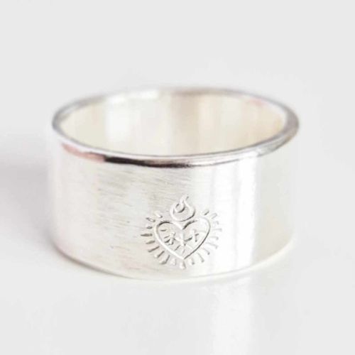 Burning Heart en handgjord silverring med ett brinnande hjärta