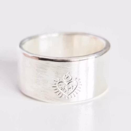 Burning Heart en handgjord silverring med ett brinnande hjärta