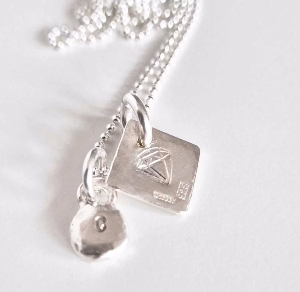 Silverdiamanten en handgjord silverberlock med en silverdiamant