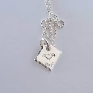 Freedom ett fint halsband med ett  bevingat hjärta på en silverbricka