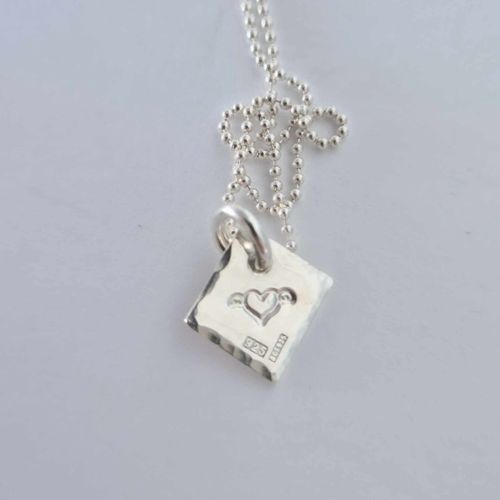 Freedom ett fint halsband med ett  bevingat hjärta på en silverbricka