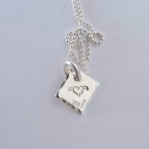 Freedom ett fint halsband med ett  bevingat hjärta på en silverbricka