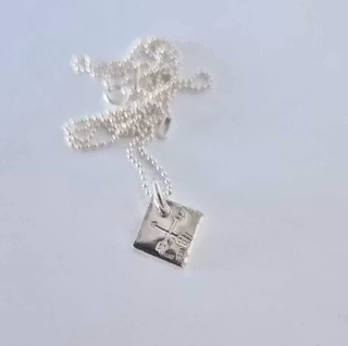 Pilkorset en fin silverberlock med korslagda pilar