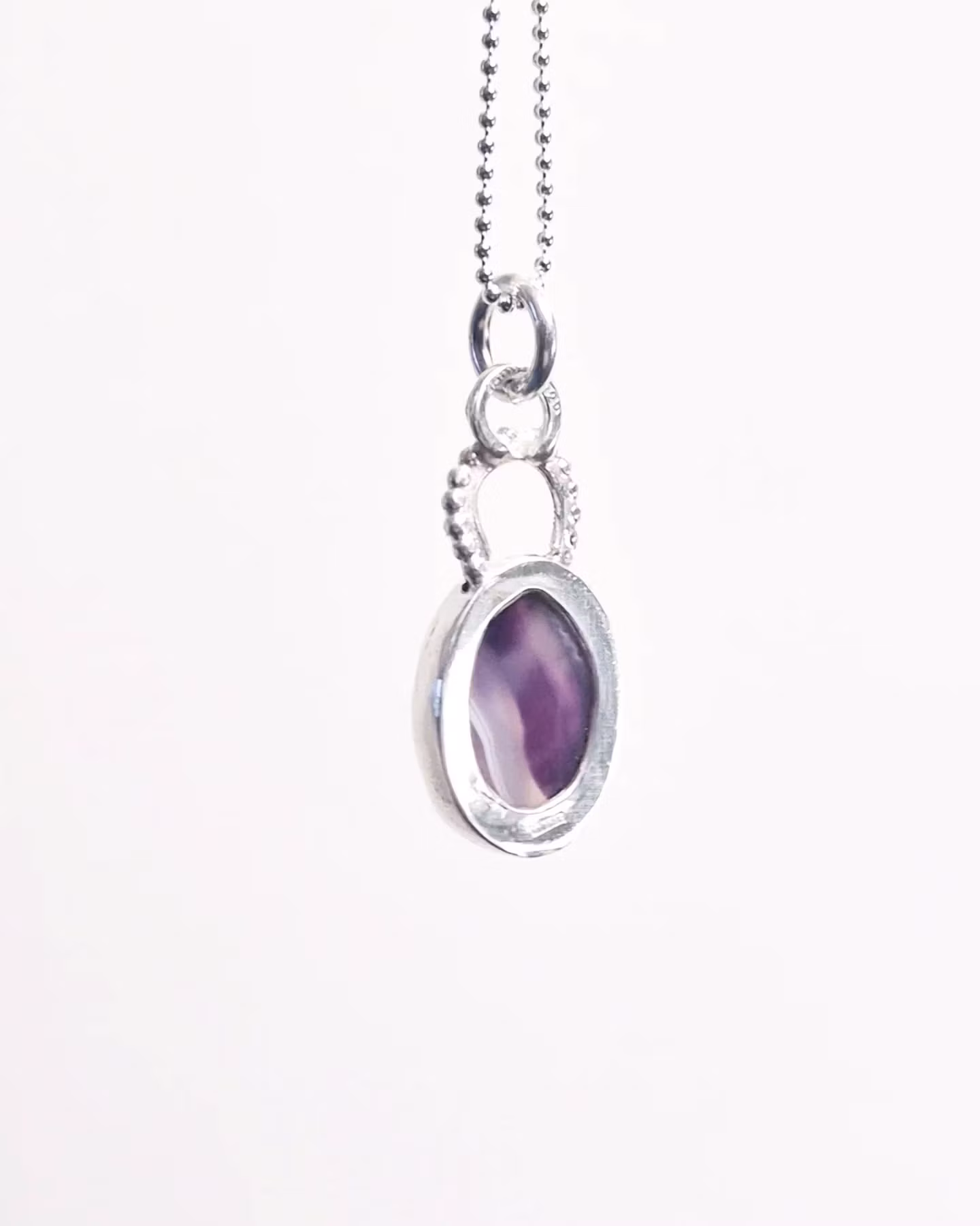 Lila agat, randig och ljuvlig, en cabochon, infattad i äkta silver