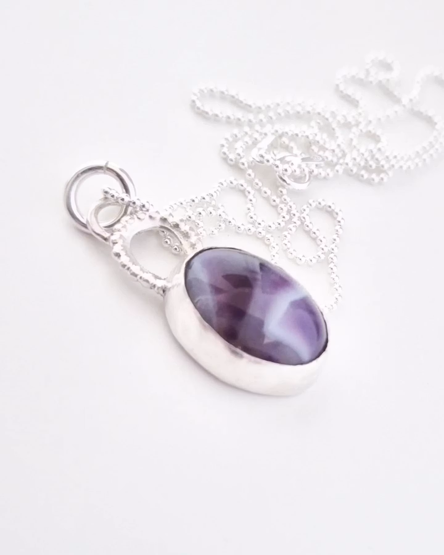 Lila agat, randig och ljuvlig, en cabochon, infattad i äkta silver