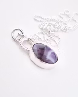 Lila agat, randig och ljuvlig, en cabochon, infattad i äkta silver