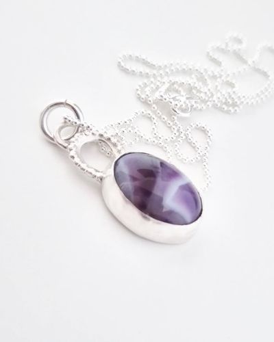 Lila agat, randig och ljuvlig, en cabochon, infattad i äkta silver