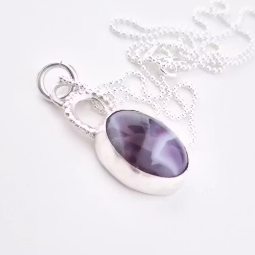 Lila agat, randig och ljuvlig, en cabochon, infattad i äkta silver