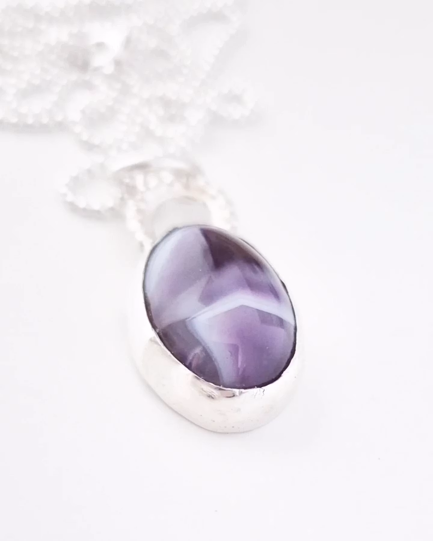 Lila agat, randig och ljuvlig, en cabochon, infattad i äkta silver