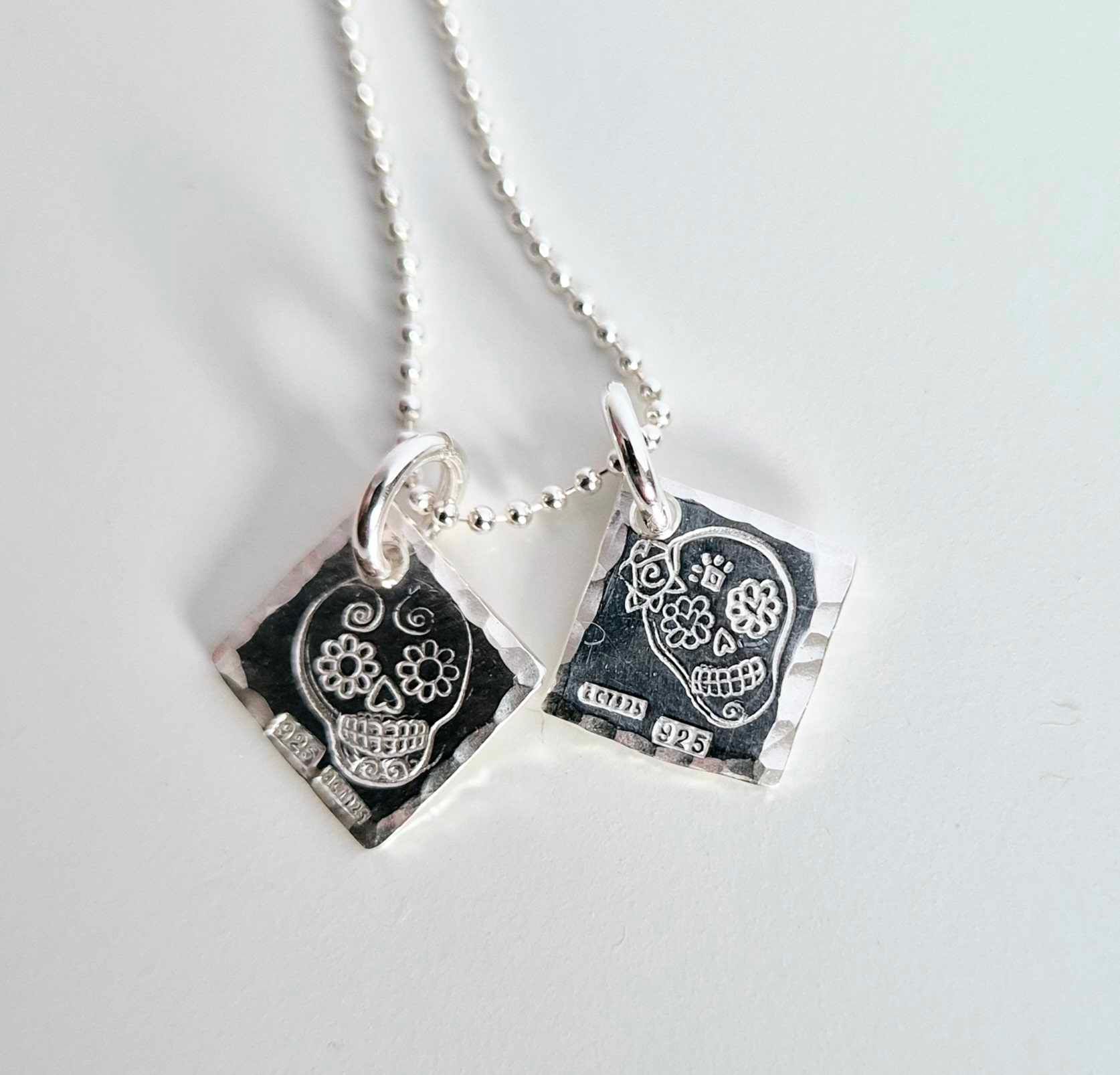 Ett fint silverhalsband med en döskalle i äkta silver HER på en silverbricka
