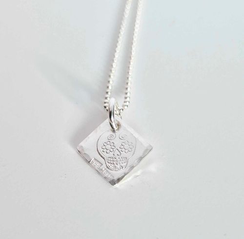 Silverhalsband med en döskalle i äkta silver HIM