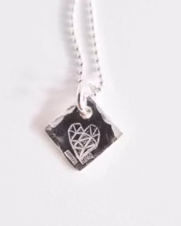 Silverhalsband Eterna en fin berlock med ett hjärta