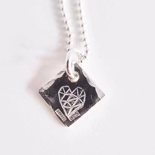Silverhalsband Eterna en fin berlock med ett hjärta
