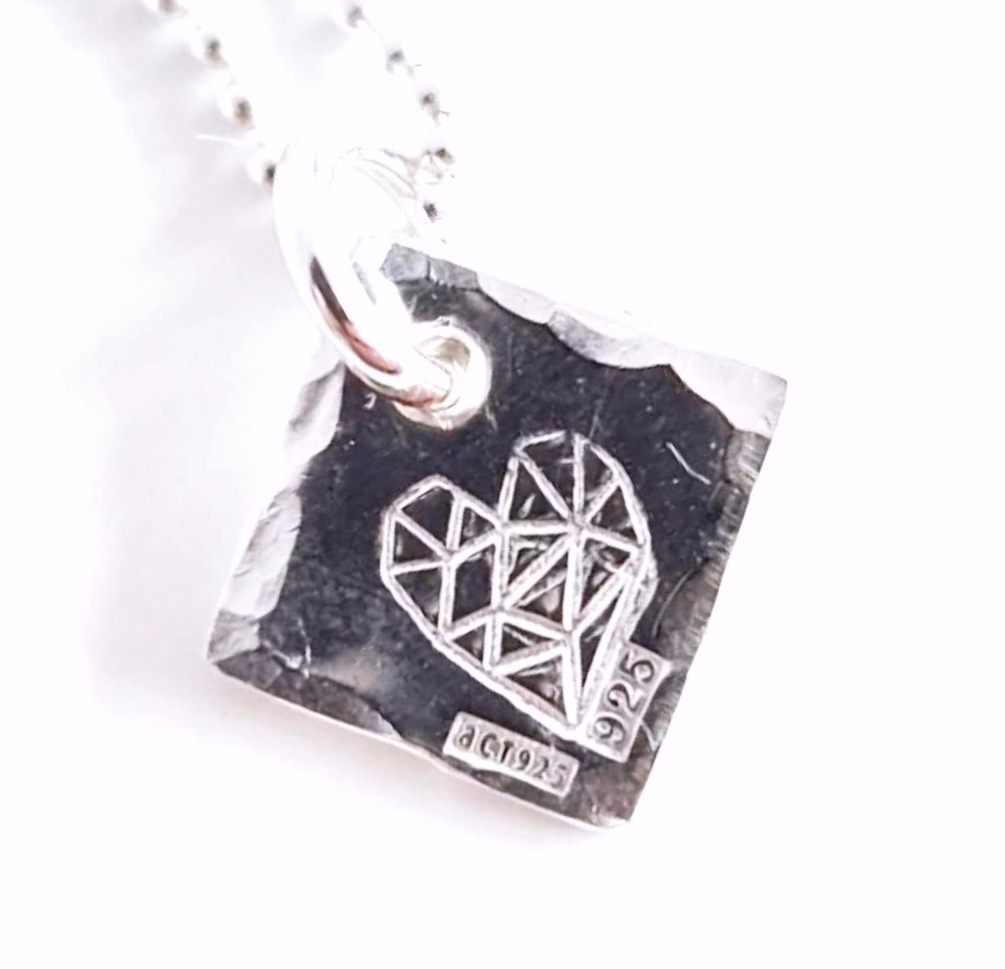 Silverhalsband Eterna en fin berlock med ett hjärta