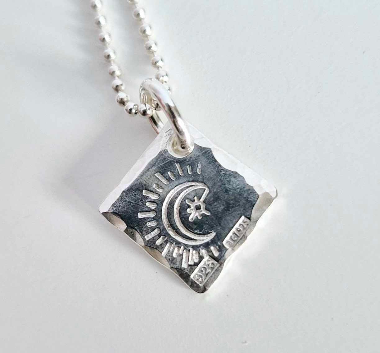 Silvermoon ett fint halsband i äkta silver med en måne
