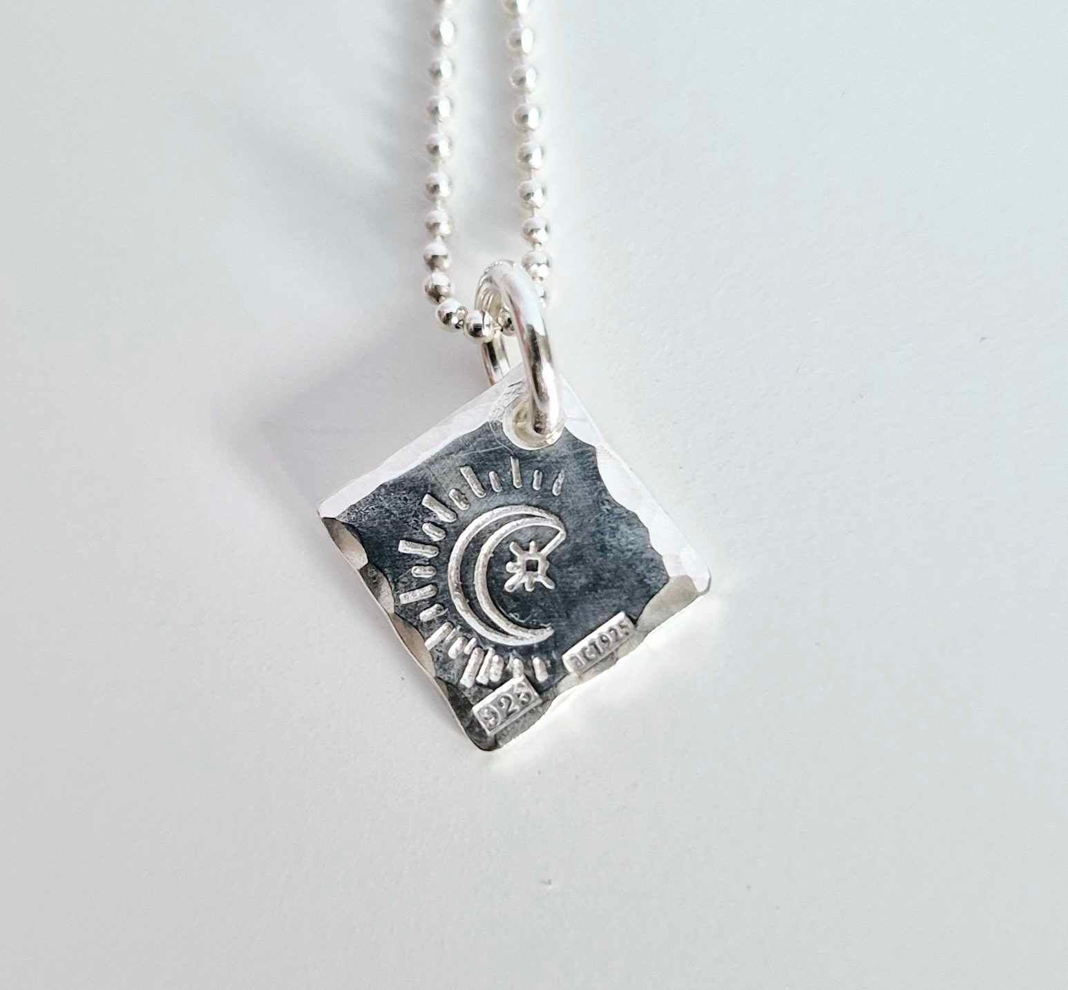Silvermoon ett fint halsband i äkta silver med en måne