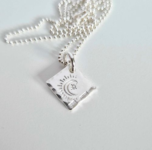 Silvermoon ett fint halsband i äkta silver med en måne