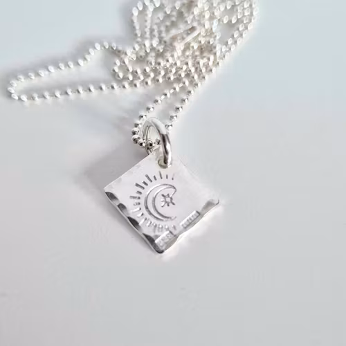 Silvermoon ett fint halsband i äkta silver med en måne