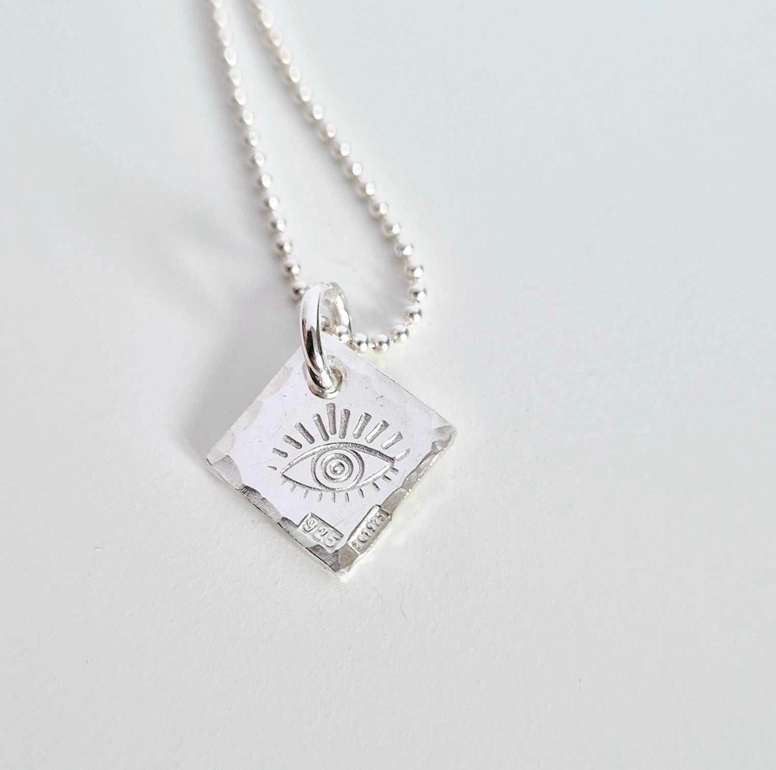 I see You Ett fint silverhalsband med ett öga på