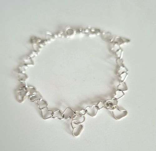 Hjärtansarmband med 5 dinglande hjärtan