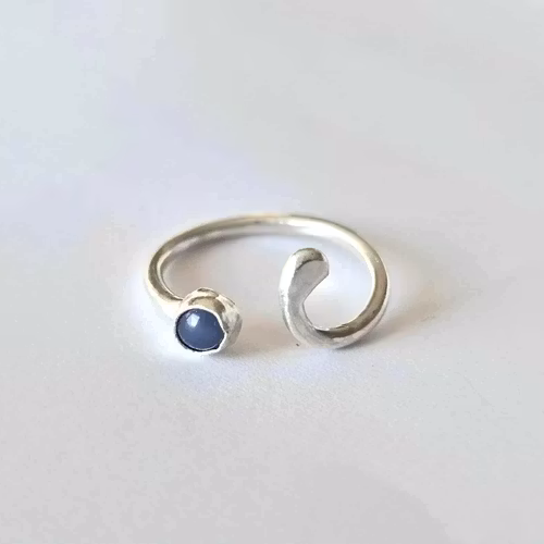 Candy öppen handgjord silverring med en liten blå sten