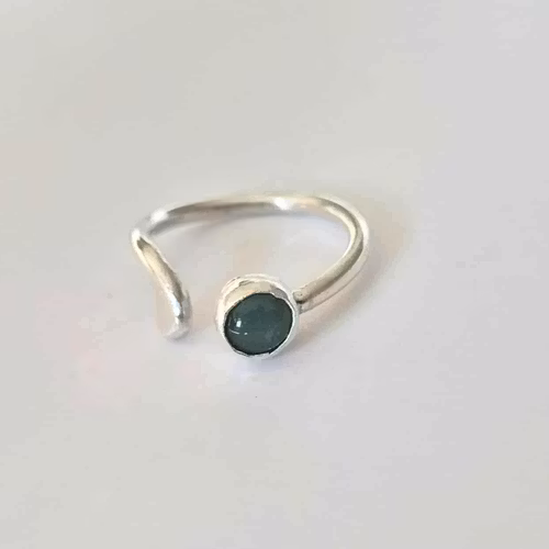 Candy en öppen handgjord silverring med en grön sten