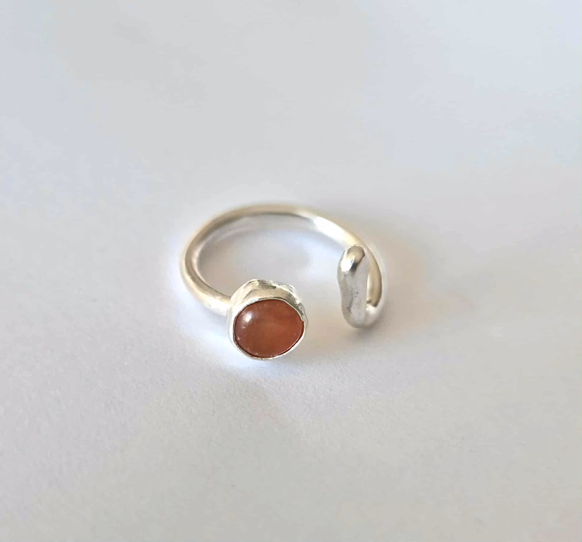 Candy en fin öppen handgjord silverring med en rödaktig sten