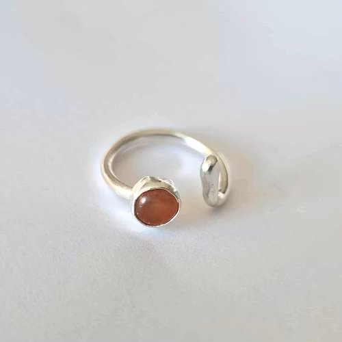 Candy en fin öppen handgjord silverring med en rödaktig sten
