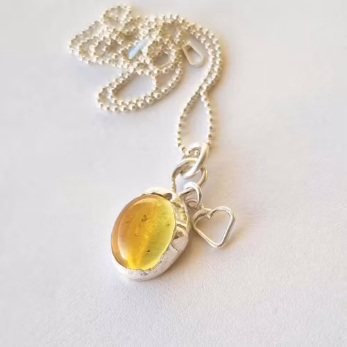 En vacker kanariegul glascabochon infattad i äkta silver