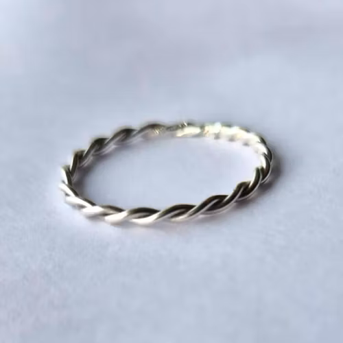 Flow en fin vacker handgjord silverring i tvinnat äkta silver