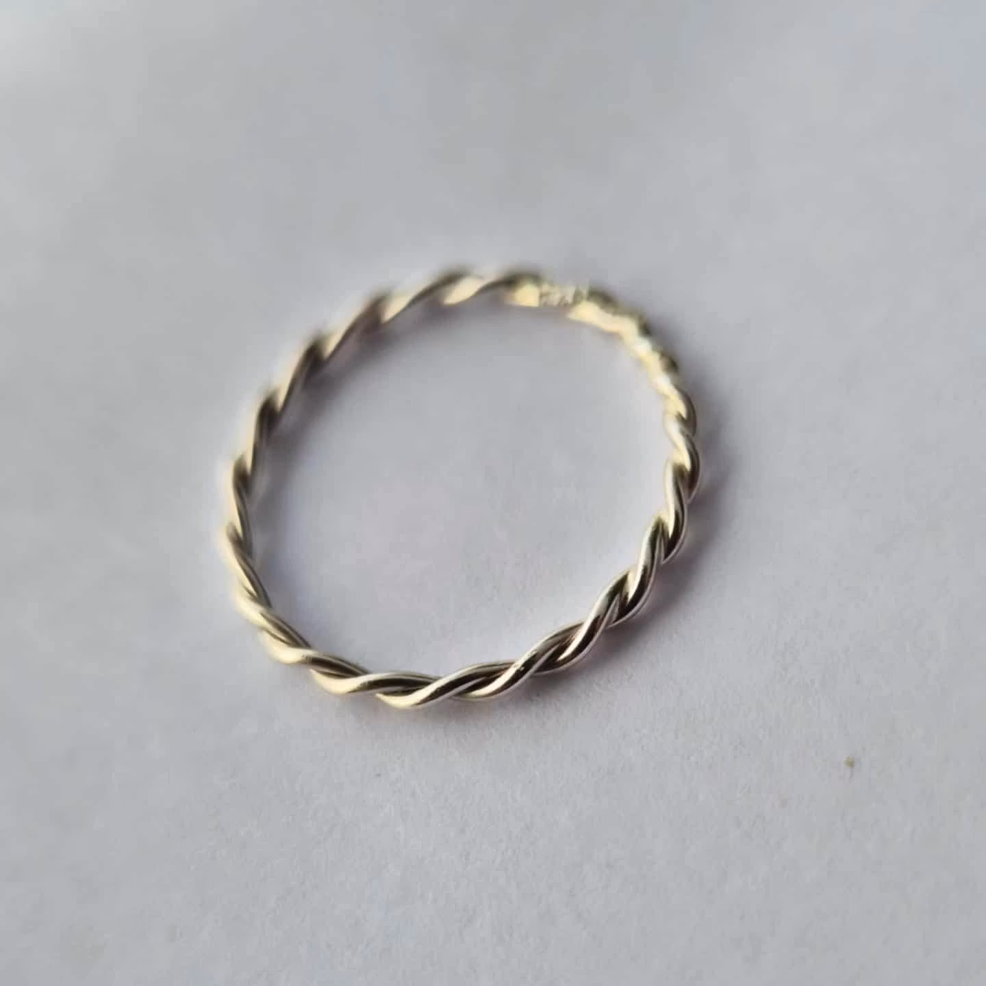 Flow en fin vacker handgjord silverring i tvinnat äkta silver