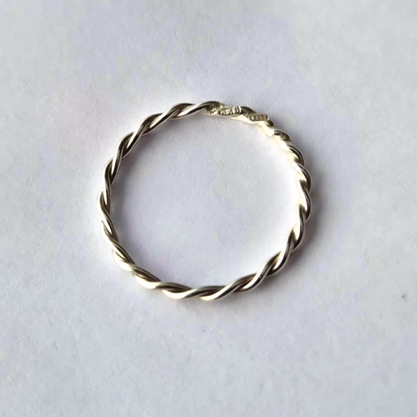 Flow en fin vacker handgjord silverring i tvinnat äkta silver