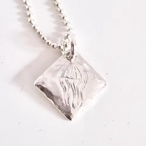 Maneten en fin silverberlock med en brännmanet