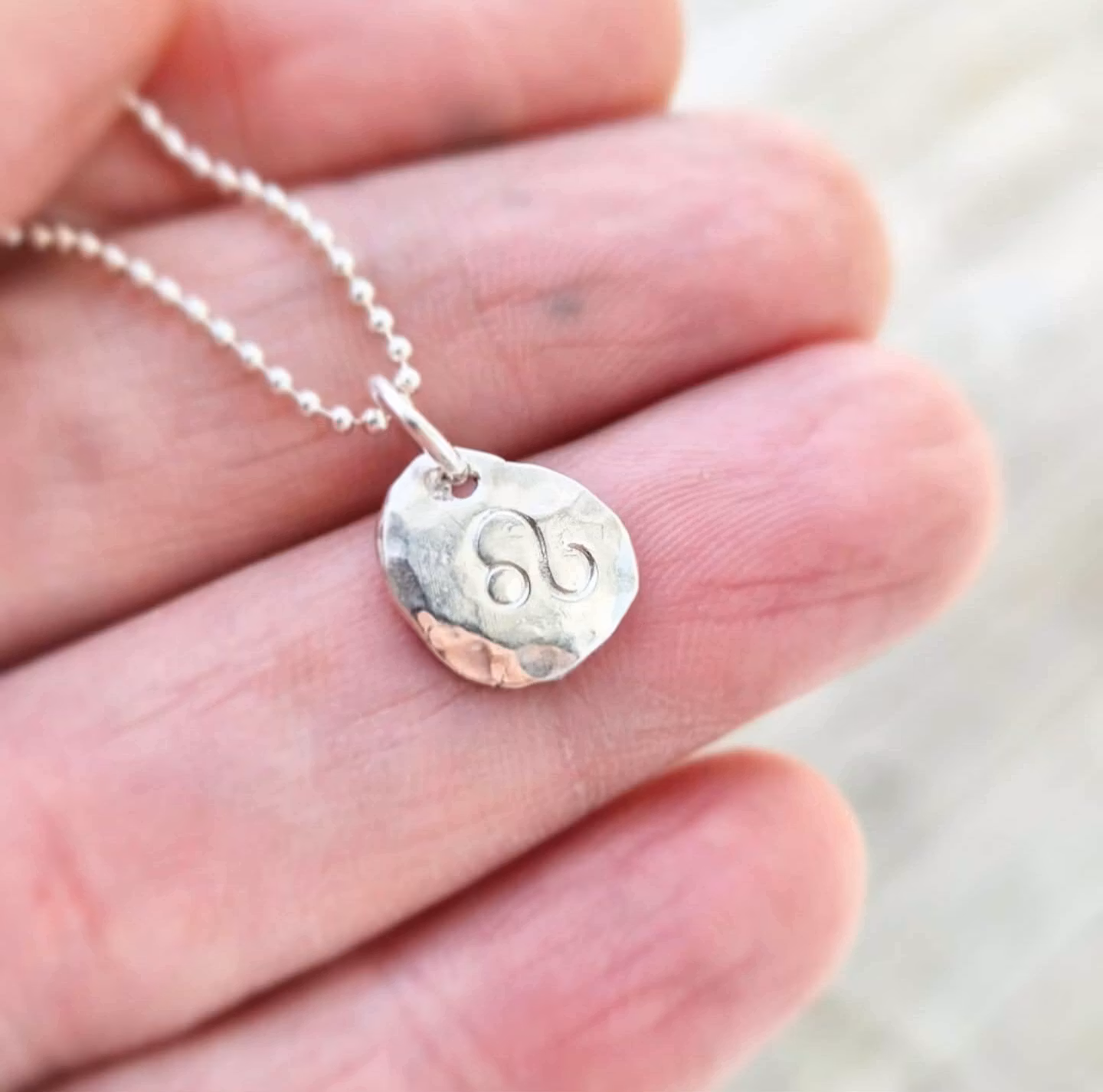 Stjärntecken Lejonet fint och handgjort i återbrukat silver