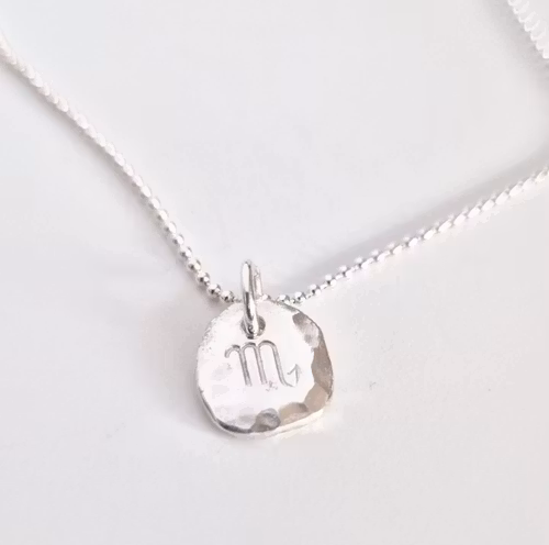 Stjärntecken Skorpionen fint och handgjort i återbrukat silver