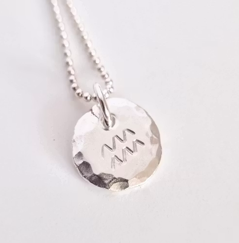 Stjärntecken Vattumannen fint och handgjort i återbrukat silver