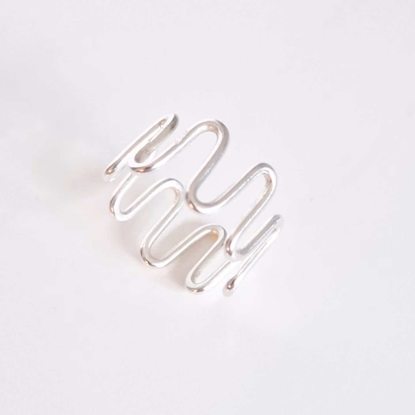 Wavy en fin hangjord silverring  - som en våg