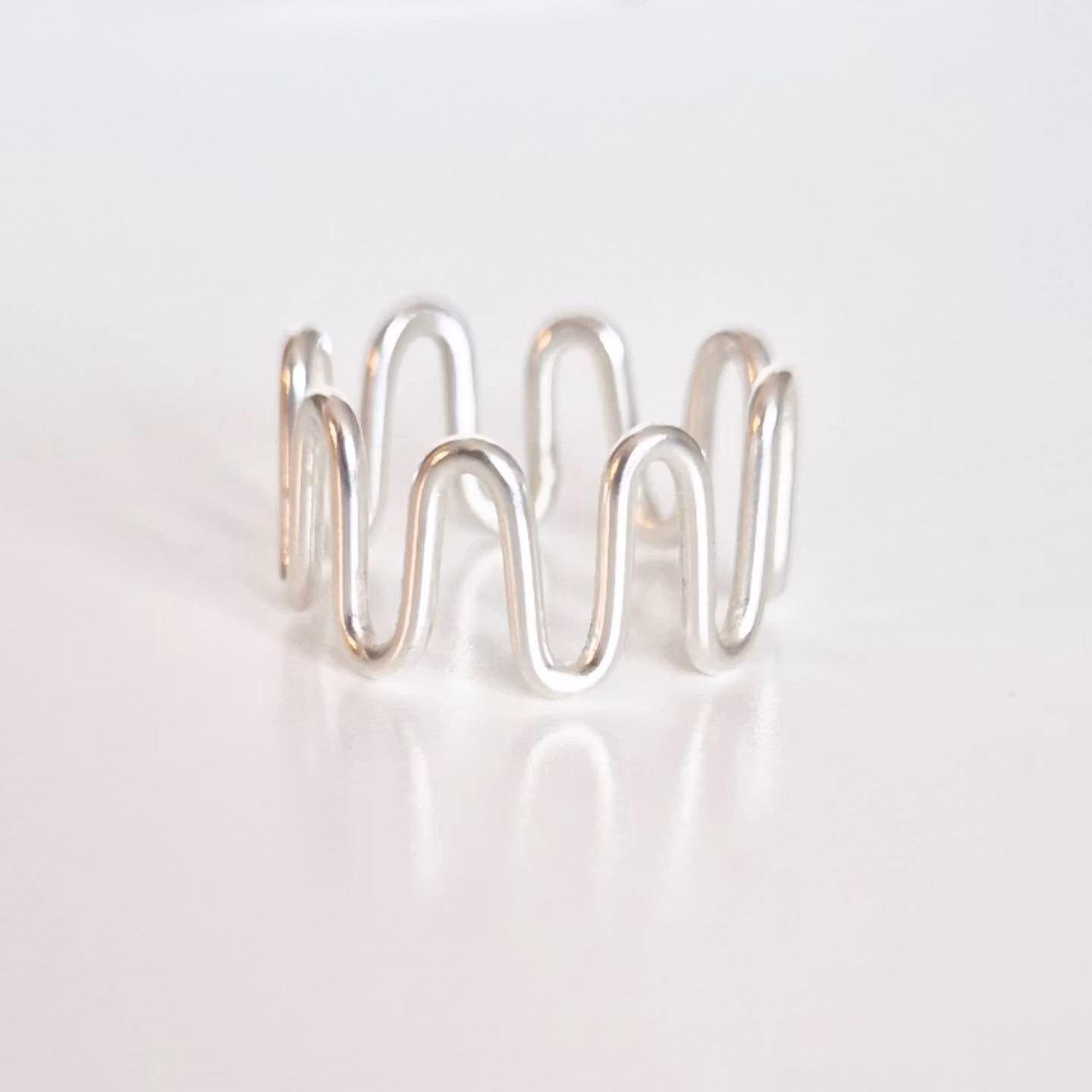 Wavy en fin hangjord silverring  - som en våg