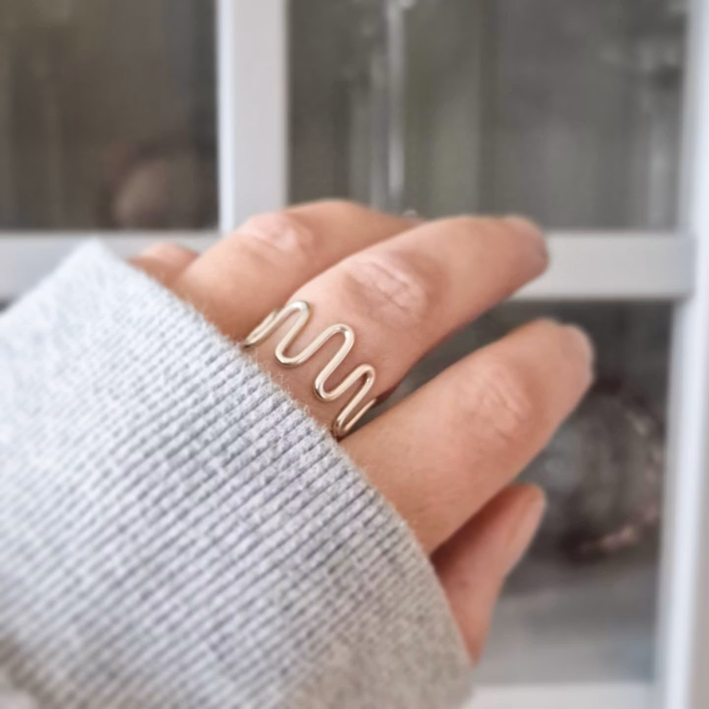 Wavy en fin hangjord silverring  - som en våg