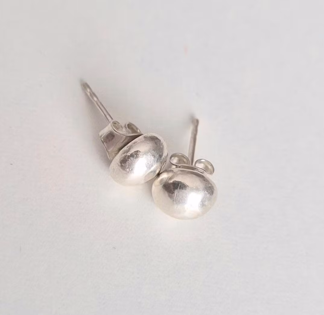 Silverörhängen med plupp i återbrukat silver