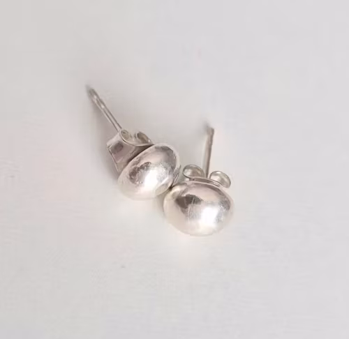 Silverörhängen med plupp i återbrukat silver